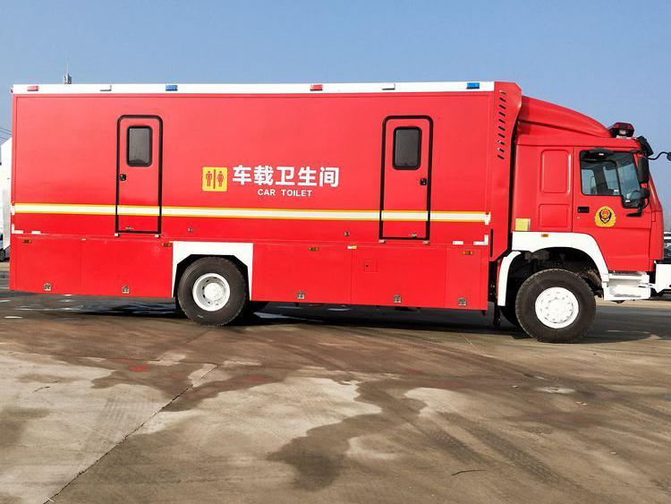 重汽豪沃移動廁所車6-10人