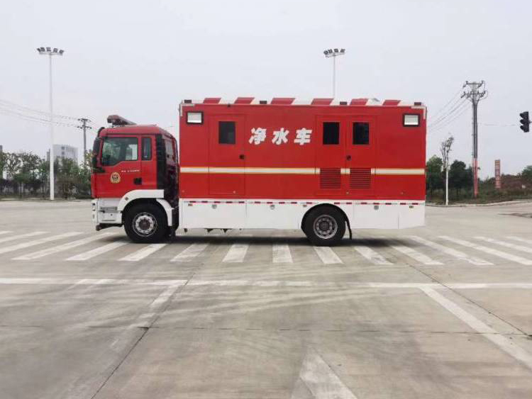 重汽豪沃野營(yíng)凈水車(chē)